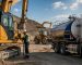 Şantiyedeki iş makinelerine tankerle motorin teslimatı
